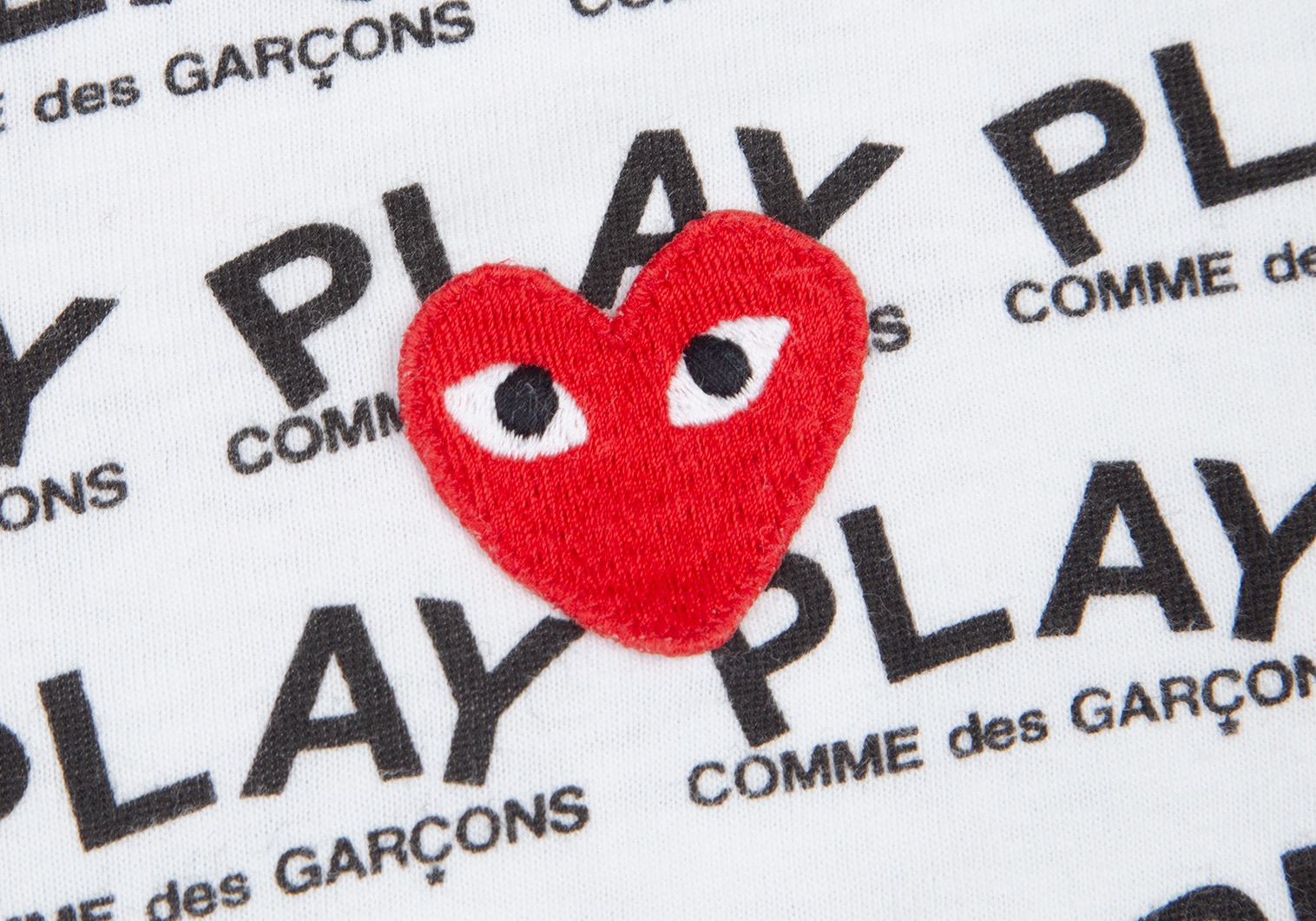 プレイ コムデギャルソンPLAY COMME des GARCONS ロゴ総柄プリント胸