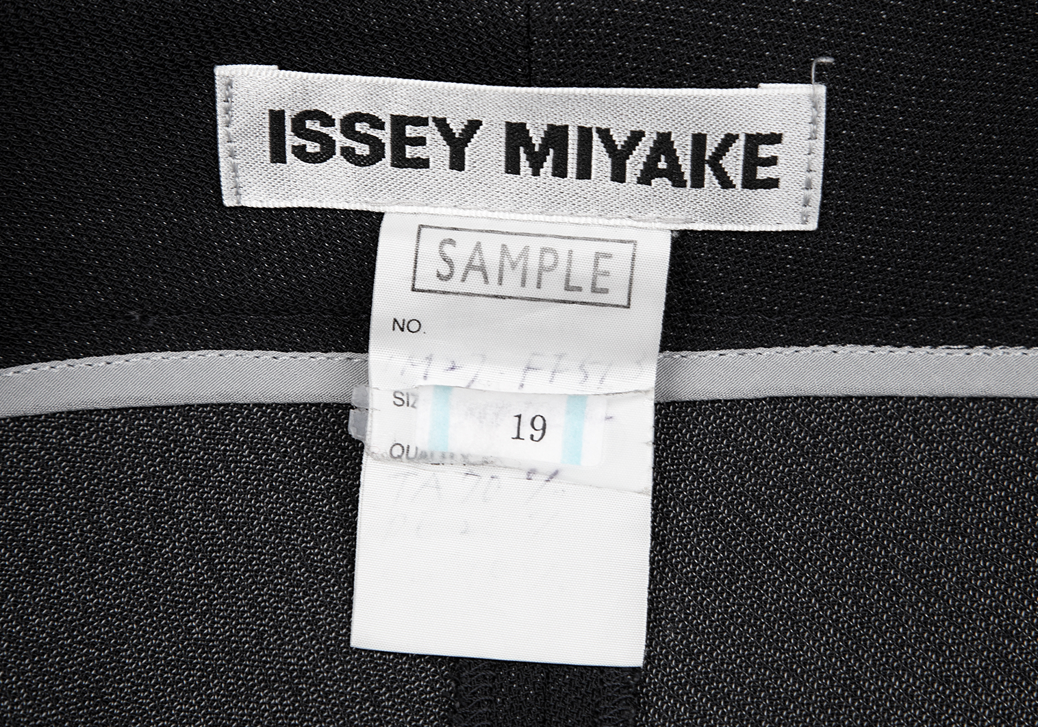イッセイミヤケISSEY MIYAKE ポケットデザインショートパンツ 黒M位