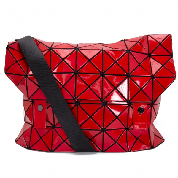 BAO BAO ISSEY MIYAKE prism Messenger Bag Red | PLAYFUL