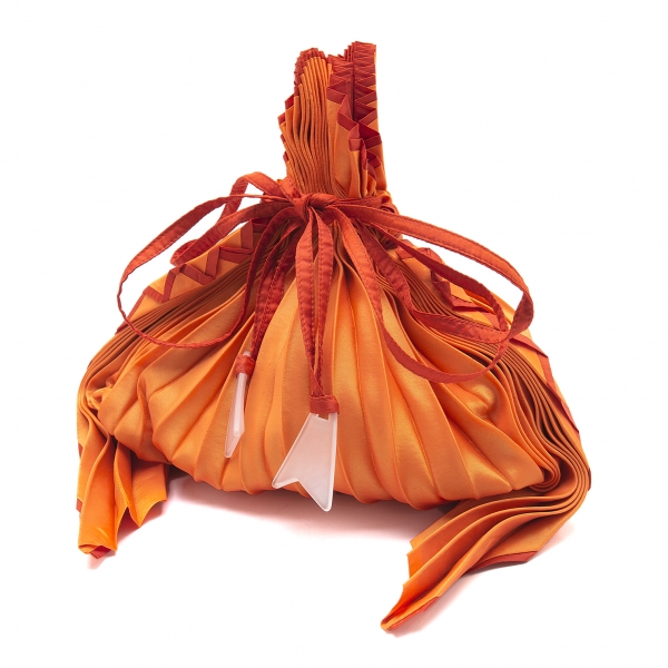 イッセイミヤケ フェットISSEY MIYAKE FETE プリーツアクリル装飾巾着バッグ オレンジ