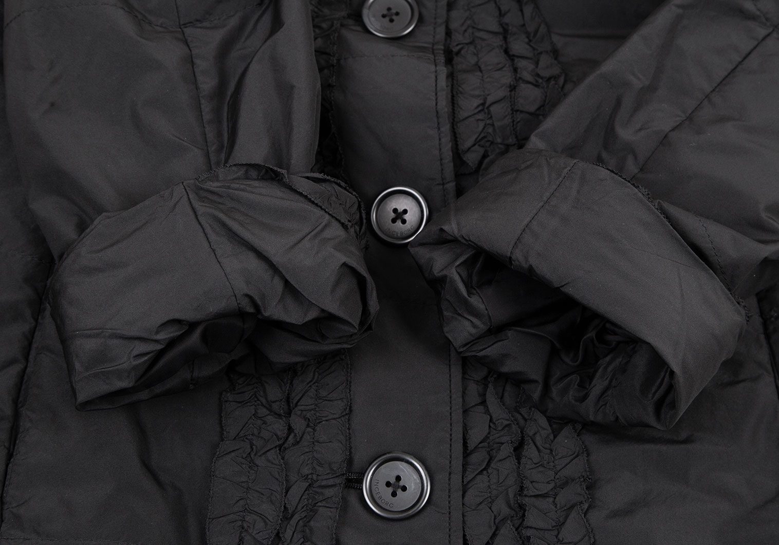 インゲボルグ フリル装飾中綿コート 黒