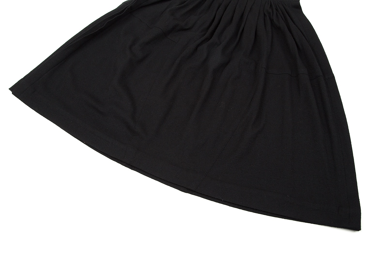 新品タグ付きISSEYMIYAKE KONEKONE スカート　黒　2サイズ2