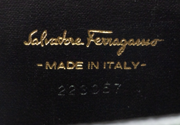 サルヴァトーレフェラガモ Salvatore Ferragamo 型押しレザーミニポーチ 黒