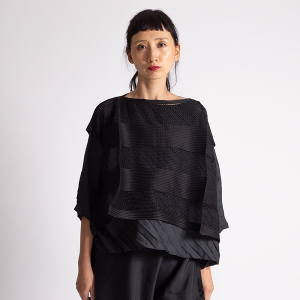 ISSEY MIYAKE me Diagonal Pleated Top Charcoal S~M | PLAYFUL